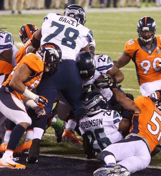 Storica vittoria per  43-8 dei Seahawks sui Broncos nel Super Bowl. Qui Seattle si affida a  Marshawn Lynch. LaPresse